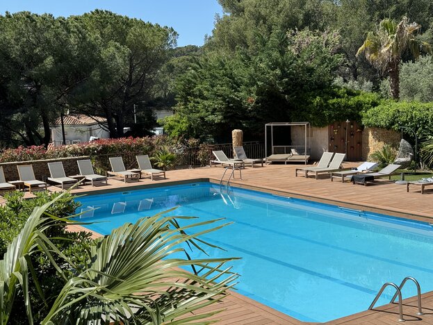 Vue piscine Suite Junior Hotel Spa Jardins de Cassis