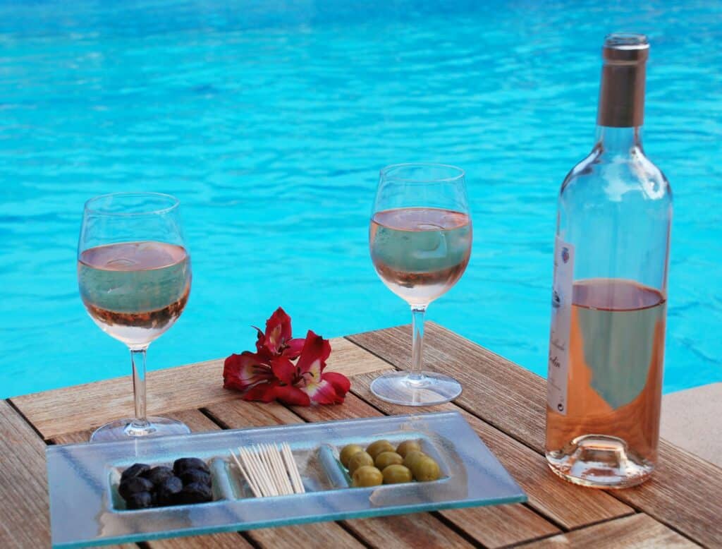 Bar piscina del hotel Cassis: mesa de aperitivos