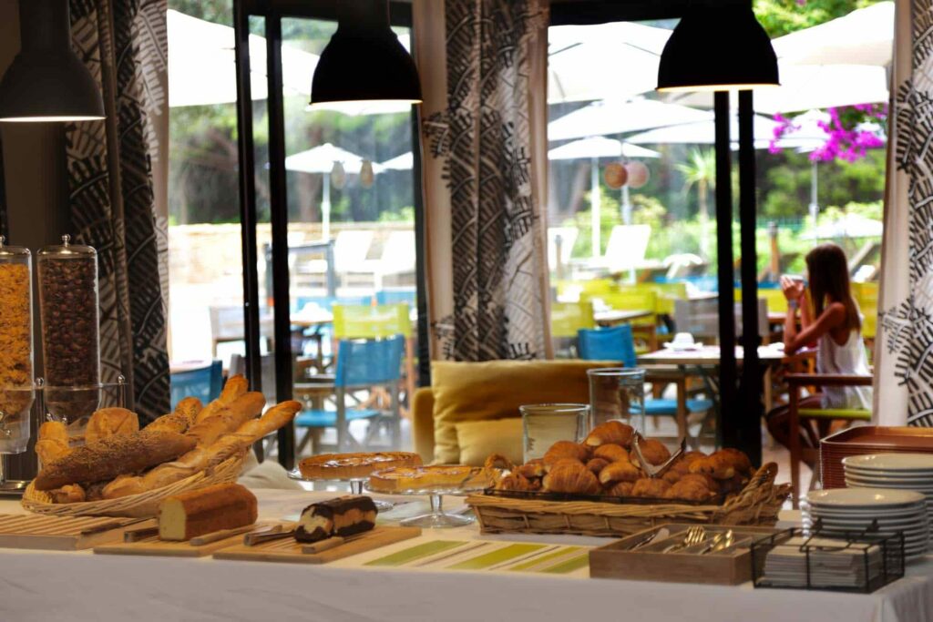Desayuno buffet Hotel Les Jardins de Cassis